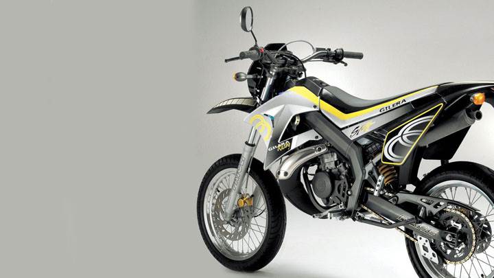 Gilera 50 SMT 2005 Side Back Pose in Black